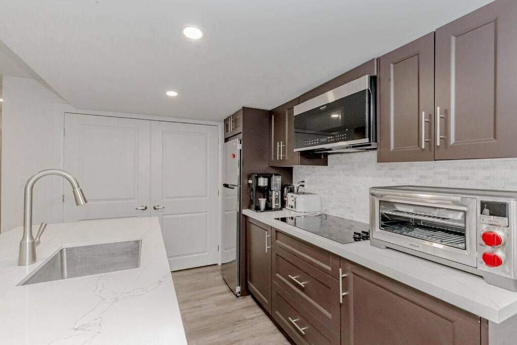 Luxury Basement Apartment In Oakville Exteriör bild
