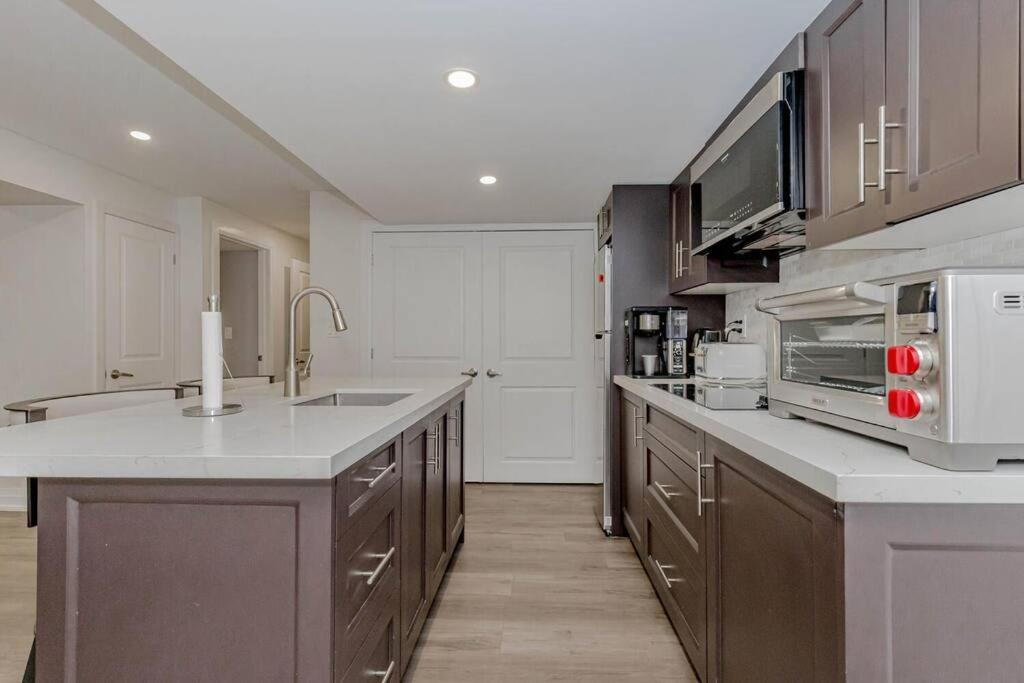 Luxury Basement Apartment In Oakville Exteriör bild