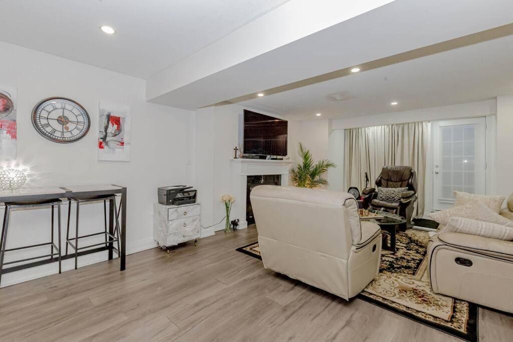 Luxury Basement Apartment In Oakville Exteriör bild