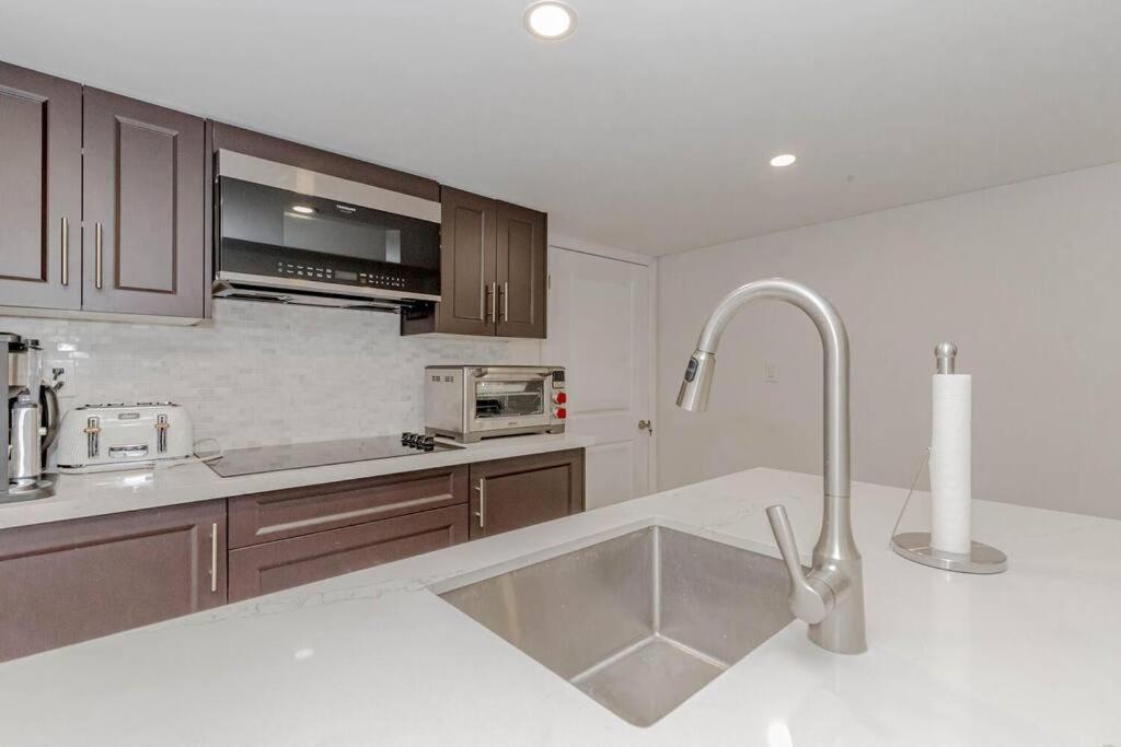 Luxury Basement Apartment In Oakville Exteriör bild