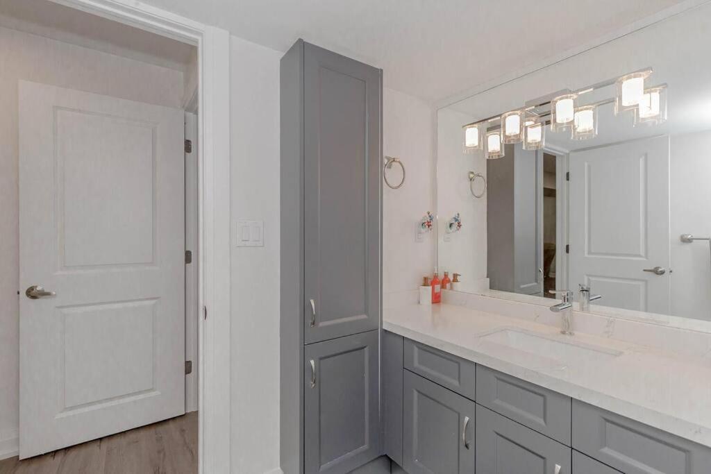 Luxury Basement Apartment In Oakville Exteriör bild